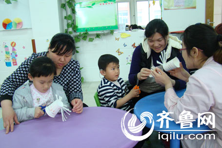 淄博特教中心开展亲子活动 提高听障儿童动手能力